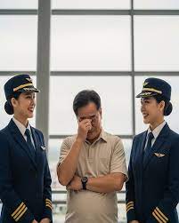 Oficina - El Padre Viudo Que Vendió Todo Para Educar a Sus Hijas — 20 Años Después, Ellas Regresaron Vestidas de Piloto y Lo Llevaron a Un Lugar Que Nunca Se Atrevió