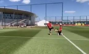 Não com a substituição em si. Man Utd News Fernandes Training Goal Video Mata Celebration