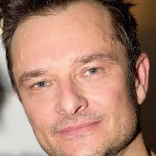 He is an actor, known for the hunger games: Estelle Lefebure Revient Sur Ses Deux Mariages Avec David Hallyday Et Arthur Femme Actuelle Le Mag