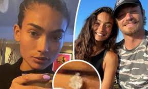 Stanbury was previously married to cem habib, from whom she split in december 2019. Victoria S Secret Model Kelly Gale Gives Fans A Closer Look At Her Diamond Engagement Ring Daily Mail Online