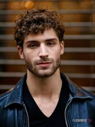 Coiffure homme bouclé mi long. Coupe Tendance Homme Les Top Coiffures Du Moment Qui Se Poursuivront En 2020