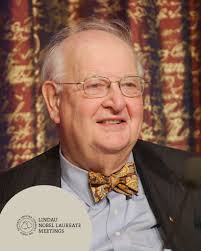 Happy 80th Birthday to Laureate Sir Angus Deaton ( Princeton University ) !  🎁 He was awarded in Economic Sciences "for his analysis of consumption,  poverty, and welfare". In 2020 Sir Angus