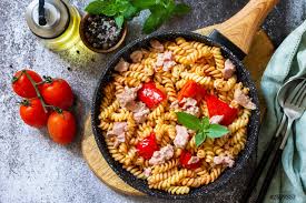 Pranzo Sano Fusilli Pasta Con Tonno In Scatola Peperoni Rossi Foto D Archivio Crushpixel