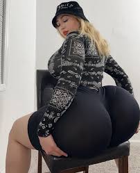 TW Pornstars - Deisygarcia shows off her huge ass on Twitter