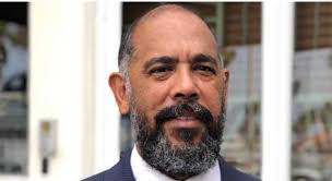 Minister di Cultura a felicita Fundacion Herencia Historico di Aruba cu e  documentario 'Casnan di Torto na Aruba'