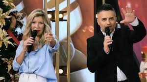 Così lo showman ha convocato artisti russi famosi ai quali ha italianizzato i nomi (la cantante olga busova è diventata ornella buzzi) e ha messo su una trasmissione fasulla, mandatami dagli amici della tv italiana e che si chiama «ciao 2020». Exitoina Rating Del Viernes Cantando 2020 Tuvo Una De Cal Y Una De Arena