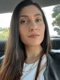 Here's the best makeup for when you wearing red!