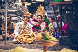 Semoga sakinah mawaddah warahman, rukun dan bersama sampai kakek nenek. Contoh Undangan Pernikahan Bali Weddingku Id