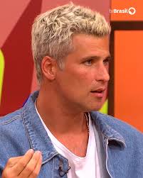 Amor não tem explicação”. Na bancada do #SemCensura, o ator Bruno Gagliasso  fala sobre a adoção dos filhos Titi e Bless e conta como lidou com as  críticas na época. Confira o