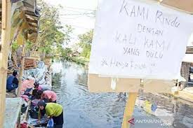 Perkara ini juga sudah ba­nyak kali dilaporkan namun sehingga kini keadaan sungai itu masih sama. Warga Sukaraya Bekasi Mck Di Sungai Tercemar Antara News