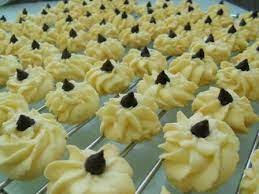 Saya pasti ada di antara anda yang dah mula buat kuih dan biskut raya. Aneka Resepi Biskut Raya Mudah