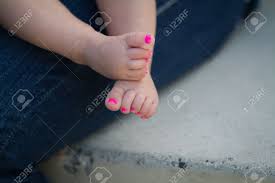 Pasa un rato genial con nuestros juegos de pintar uñas gratis. Nina Bebe Pies Con Unas De Los Pies Pintadas De Color Rosa Fotos Retratos Imagenes Y Fotografia De Archivo Libres De Derecho Image 21865283