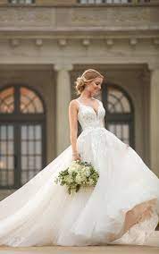 Vagari, to wander) is applied to the canon law of the roman catholic church, to designate some papal decretals not contained in certain canonical collections which possess a special authority. Extravagantes Spitzen Ballkleid Mit Floralen Details Stella York Wedding Dresses