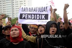 Penerima subsidi gaji guru honorer alami kendala? Gaji Ribuan Guru Honorer Di Lampung Telat Tiga Bulan Republika Online