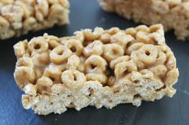 Ces Petites Barres Aux Beurres D Arachides Et Au Cheerios Sont Absolument Parfaites Il N Y A Q Peanut Butter Cheerio Bars School Snack Recipe Cheerios Recipes