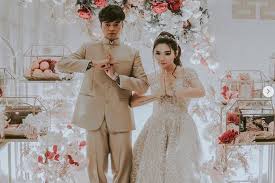 Pasalnya, sebentar lagi perempuan kelahiran 1987 ini akan melepas masa lajangnya. Reza Arap Dan Wendy Walters Gelar Resepsi Pernikahan Di Bali