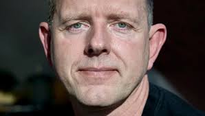 Simon Larsen reagerer på kritik og dårlige anmeldelser efter 'Naboen fra  helvede'