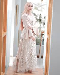Bisa dari item yang baru kamu beli ataupun item yang sudah ada. 10 Ide Busana Kondangan Ala Selebgram Nurul Hikmah Febriany Elegan Dari Maxi Dress Hingga Celana