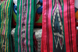 Jangan lupa untuk hindari sinar matahari langsung karena dapat membuat warna kain lebih cepat pudar. Tenun Ulap Doyo Khas Dayak Benuaq