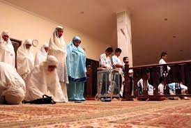 Seperti diketahui bahwa sholat tahajud dilakukan pada 1/3 malam yaitu sekitar pukul 3 pagi. Rajinlah Shalat Tahajud Ini Manfaatnya Republika Online