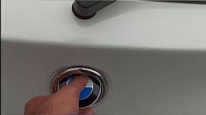 Comment Ouvrir Le Coffre D Une Bmw Serie 1 De 2016 How To Open The Trunk Youtube