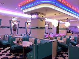 El Autentico Classic Diner Americano De Los Anos 50 Iluminacion En Neon Para Ambie Mobiliario Para Restaurante Diseno De Restaurante Mexicano Cafeteria Retro