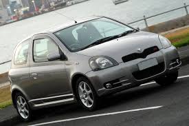 El toyota yaris es un automóvil del segmento b producido por el fabricante japonés toyota.existen tres generaciones, lanzadas en los años 1999, 2005 y 2011 disponibles con carrocerías hatchback de tres y cinco puertas y sedán de cuatro puertas. Toyota Vitz Wikipedia La Enciclopedia Libre
