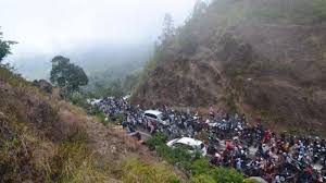 Harga tiket masuk taman wisata pusuk sembalun kabupaten lombok timur nusa tenggara bar. Ratusan Wisatawan Padati Objek Wisata Di Lereng Gunung Rinjani Banyak Yang Tak Pakai Masker Tribunnews Com Mobile