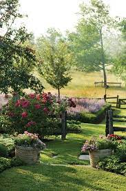 The primary characteristics of country landscaping are softness and casul structure. 30 Charming Country Gardens To Inspire Your Own Country Garden Decor Backyard Garden Design Front Yard Landscaping Design