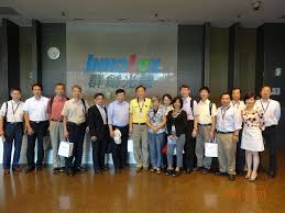 Or us), flag in the background. ä¼æ¥­åƒè¨ª ç¾¤å‰µå…‰é›»è‚¡ä»½æœ‰é™å…¬å¸ åœ‹ç«‹é™½æ˜Žäº¤é€šå¤§å­¸å…‰é›»å­¸é™¢