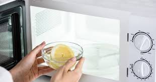 A Force D Etre Utilise Pour Rechauffer Des Plats Des Soupes Et Des Barquettes Notre Micro Ondes Fin Avec Images Nettoyer Micro Onde Nettoyage Micro Onde Comment Nettoyer