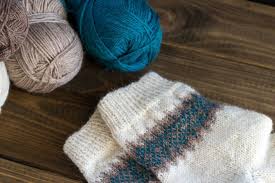 Winter rose gloves drops 150 3 free knitting patterns by drops design. Socken Selber Stricken Im Fair Isle Muster Hand Im Gluck