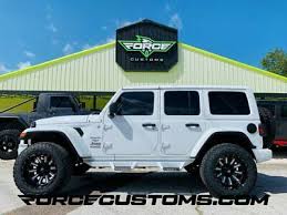 Black And White Jeep Wrangler 2020 2020 Jeep Wrangler Unlimited White Out Sahara Custom In 2020 Jeep Wrangler Unlimited Jeep Sahara Jeep Wrangler