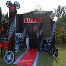 To give your guests a true bollywood experience, serve a buffet filled with popular indian appetizers and snacks such as samosas (potato filled pastries), aloo tikki (potato patties), roti breads, vegetable rolls, kebabs. Bollywood Red Carpet Theme Party Dunia Belajar