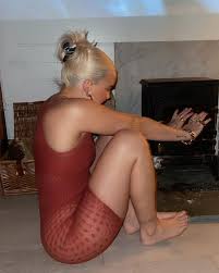 Anne-Marie Johnson Gaze That Seduce - Deep Looks