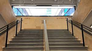 中環街市前身是廣州市場，約位於皇后大道中與嘉咸街交界， 為早年居於中環一帶的華人而開設，一直是中西文化及新舊交替的匯聚點。 來源請求 約1850年代遷至現址。 1858年建成第一代中環街市。 第二代中環街市原址重建，於1895年落成， 屬維多利亞式房屋 設計，樓高3層，中央設有塔式. Iyh6tcmqcqs4gm