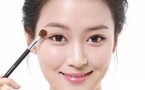 Di Korea, Kulit Cerah Menandakan Keturunan Ningrat. Tribunnews.com. SUDAH bukan rahasia lagi bahwa perempuan Korea terobsesi dengan kecantikan dan kemolekan ... - 20131221_korea-make-up