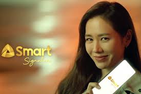 When a paragliding mishap lands a beautiful chaebol heiress north of the dmz, a dashing north korean officer rescues her and hides her from the authorities. Son Ye Jin Joins Crash Landing On You Co Star Hyun Bin As Smart Endorser Abs Cbn News