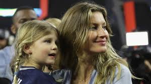 See more ideas about gisele bundchen, gisele, gisele bündchen. Gisele Bundchen Cut Daughter Vivian Brady S Hair While Staying Home Allure