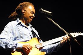 Gil, sobre a infância na cidade onde morava, no interior da bahia, onde saía correndo ao som do primeiro clarinete da banda, que dava inicio aos festejos da padroeira e parecia invadir tudo. Expired Gilberto Gil Happening Michigan