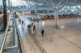 Eine sprecherin sagte, der arbeiter habe aus rund 50 metern entfernung beobachtet, wie ein blitz in ein fahrzeug einschlug. Flughafen Stuttgart Nur Mit Mundschutz Ins Flugzeug Kreis Esslinger Zeitung