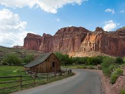 Heute stand für uns die erkundung des zion nationalparks auf dem programm, den man mit dem auto innerhalb von 2,5 stunden von las vegas. Capitol Reef National Park Utah Die Schonste Falte Der Erdkruste