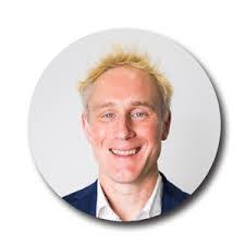 Lara Davison's Instagram, Twitter & Facebook