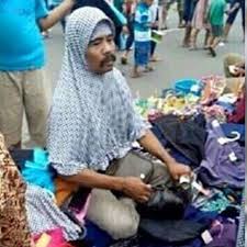 Ane pernah nih lagi jalan sama. Pakai Cara Aneh Penjual Kerudung Ini Jadi Viral Citizen6 Liputan6 Com