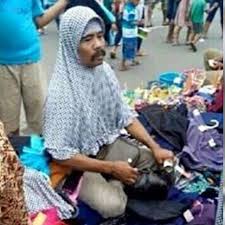 Orangnya ganteng dan berkumis tebal. Pakai Cara Aneh Penjual Kerudung Ini Jadi Viral Citizen6 Liputan6 Com