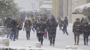 Εκτιμάται ότι ο θάνατός του επήλθε από υπερβολική δόση ουσιών. Xionia Sthn Aristoteloys 8essalonikh 10 01 2017 Kakokairia Ariadnh Youtube