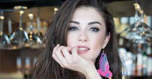 İşte sıfır makyaj akımına uyan ünlü i̇simlerin makyajsız halleri! Burcu Ozberk Estetiksiz Hali Ile Sok Etti