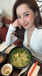 Chi Pu "gây bão" tại trung tâm thương mại nổi tiếng Thượng Hải khi liên tục  xuất hiện tại quán phở mới khai trương