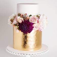 Wedding Cake Goals Sieht Diese Torte Nicht Einfach Unwiderstehlich Aus Der Mix Aus Blattgold Und Der Fuchsia N Gold Wedding Cake Metallic Cake Wedding Cakes