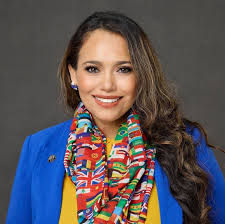 Booking in for some new headshots soon, also getting 1 full length photo.  Can anyone show me full their full length photos? Just need an idea of what  to do with it🥰